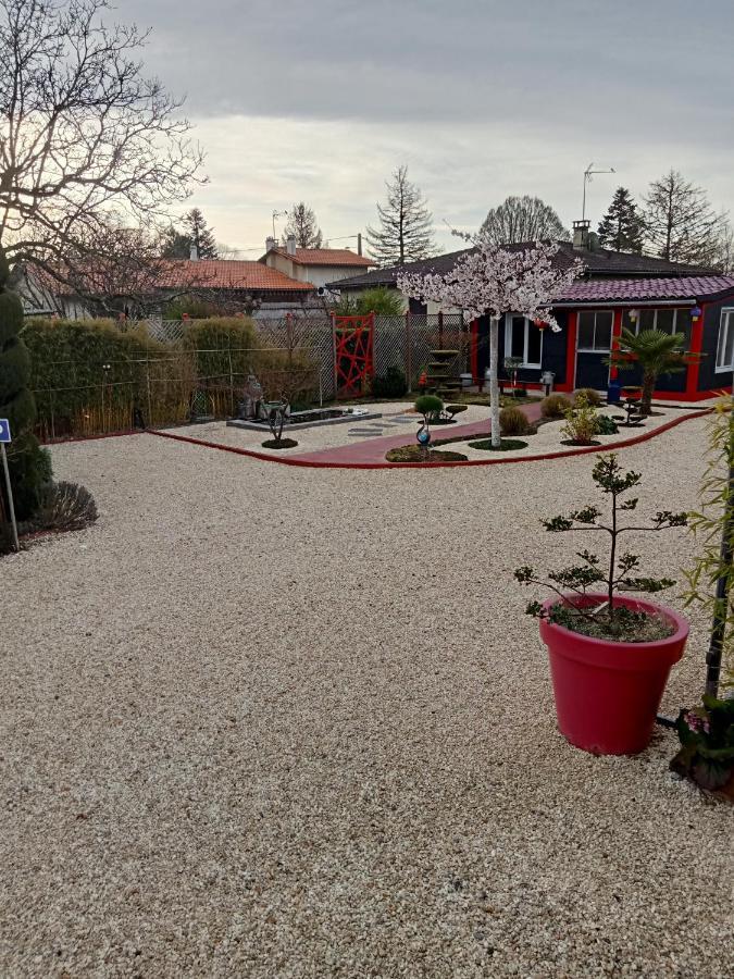Une Pause Quelque Part Au Jardin Des Erables Et Des Niwakis Saint-Medard-de-Guizieres Exterior foto