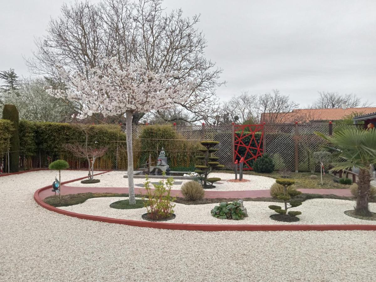 Une Pause Quelque Part Au Jardin Des Erables Et Des Niwakis Saint-Medard-de-Guizieres Exterior foto