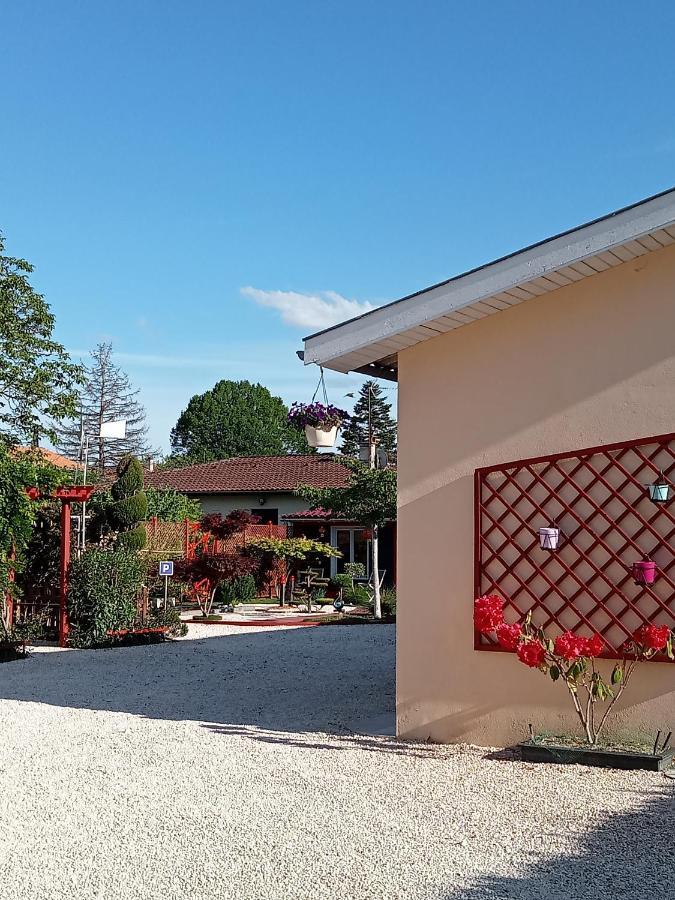 Une Pause Quelque Part Au Jardin Des Erables Et Des Niwakis Saint-Medard-de-Guizieres Exterior foto