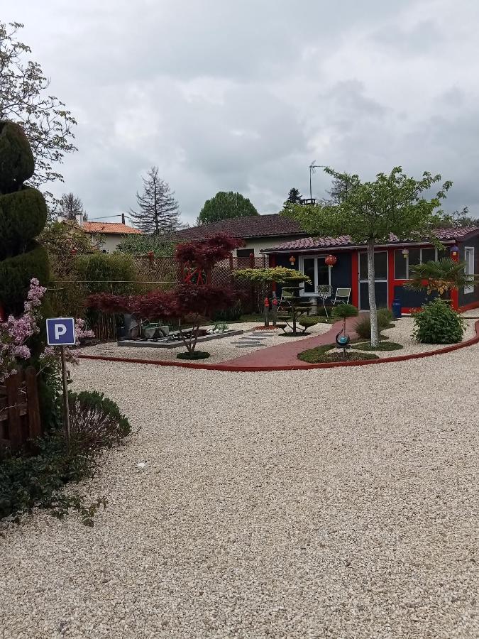 Une Pause Quelque Part Au Jardin Des Erables Et Des Niwakis Saint-Medard-de-Guizieres Exterior foto