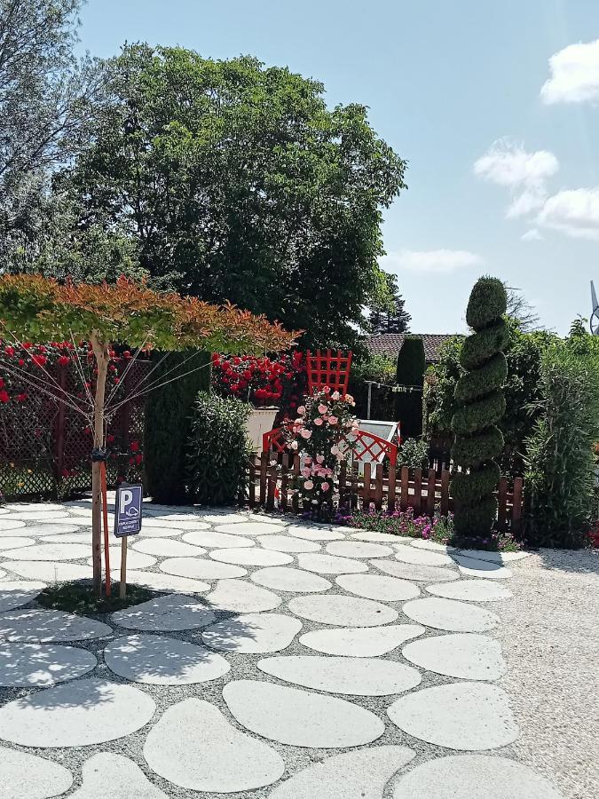 Une Pause Quelque Part Au Jardin Des Erables Et Des Niwakis Saint-Medard-de-Guizieres Exterior foto