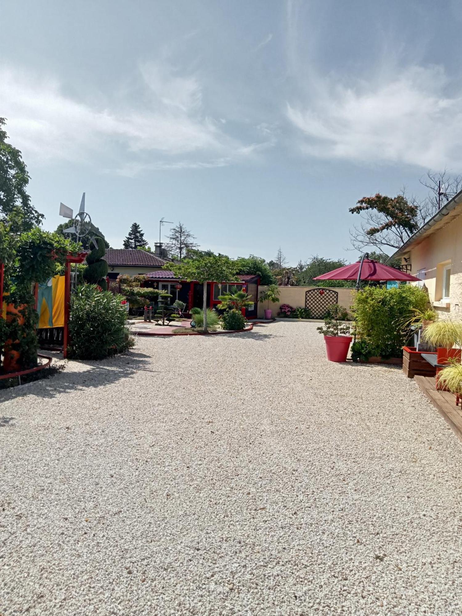Une Pause Quelque Part Au Jardin Des Erables Et Des Niwakis Saint-Medard-de-Guizieres Exterior foto