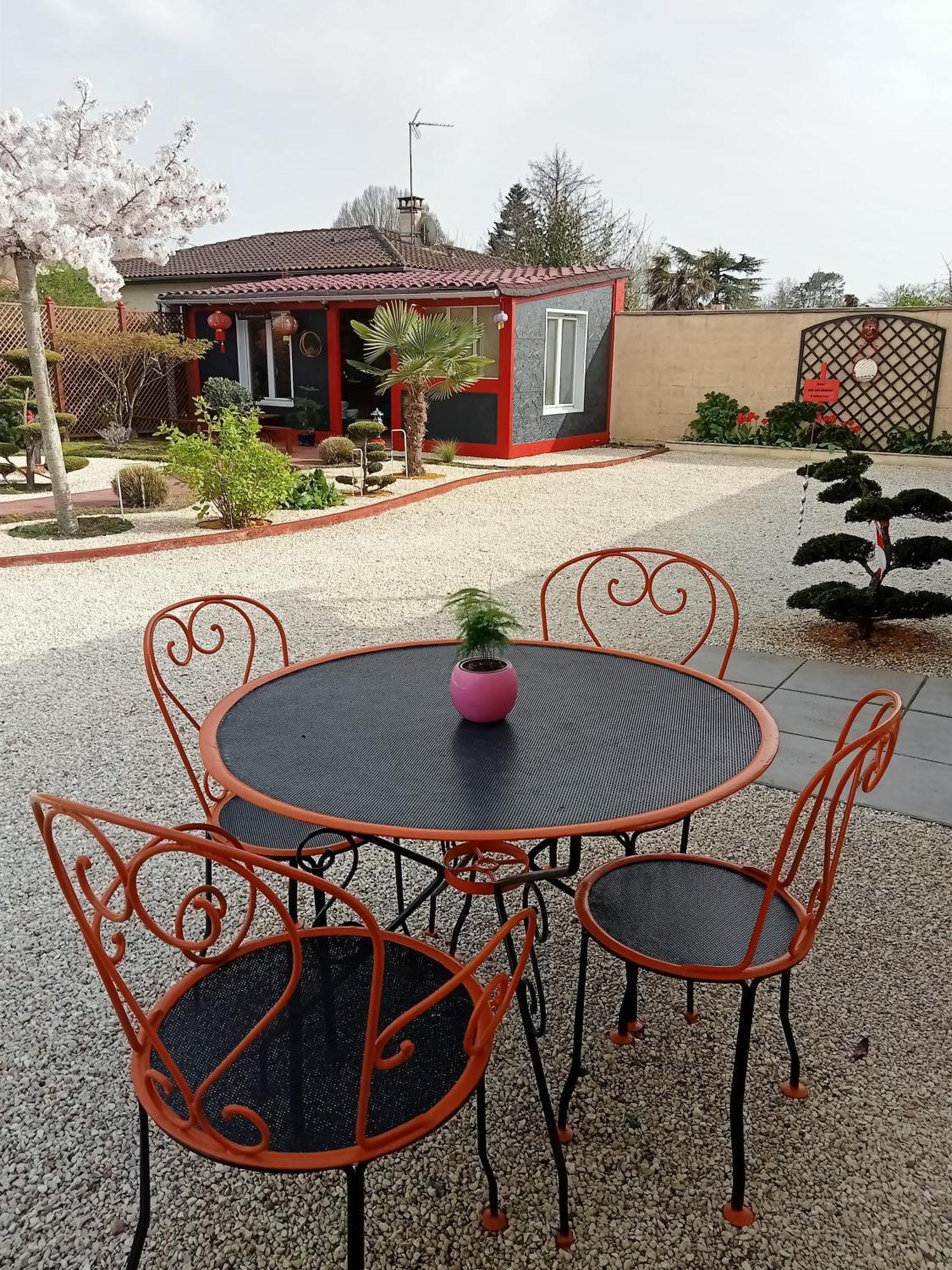 Une Pause Quelque Part Au Jardin Des Erables Et Des Niwakis Saint-Medard-de-Guizieres Exterior foto