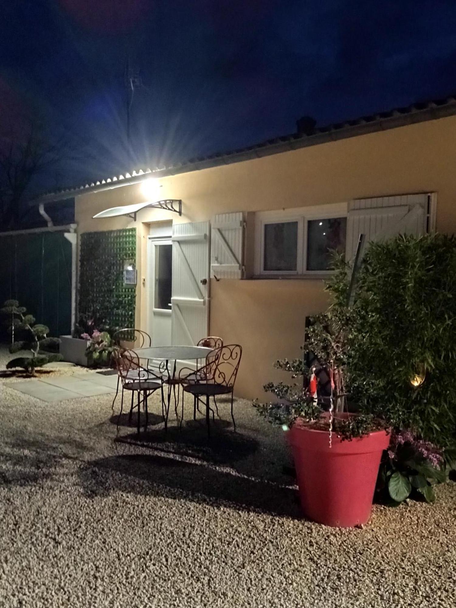 Une Pause Quelque Part Au Jardin Des Erables Et Des Niwakis Saint-Medard-de-Guizieres Exterior foto