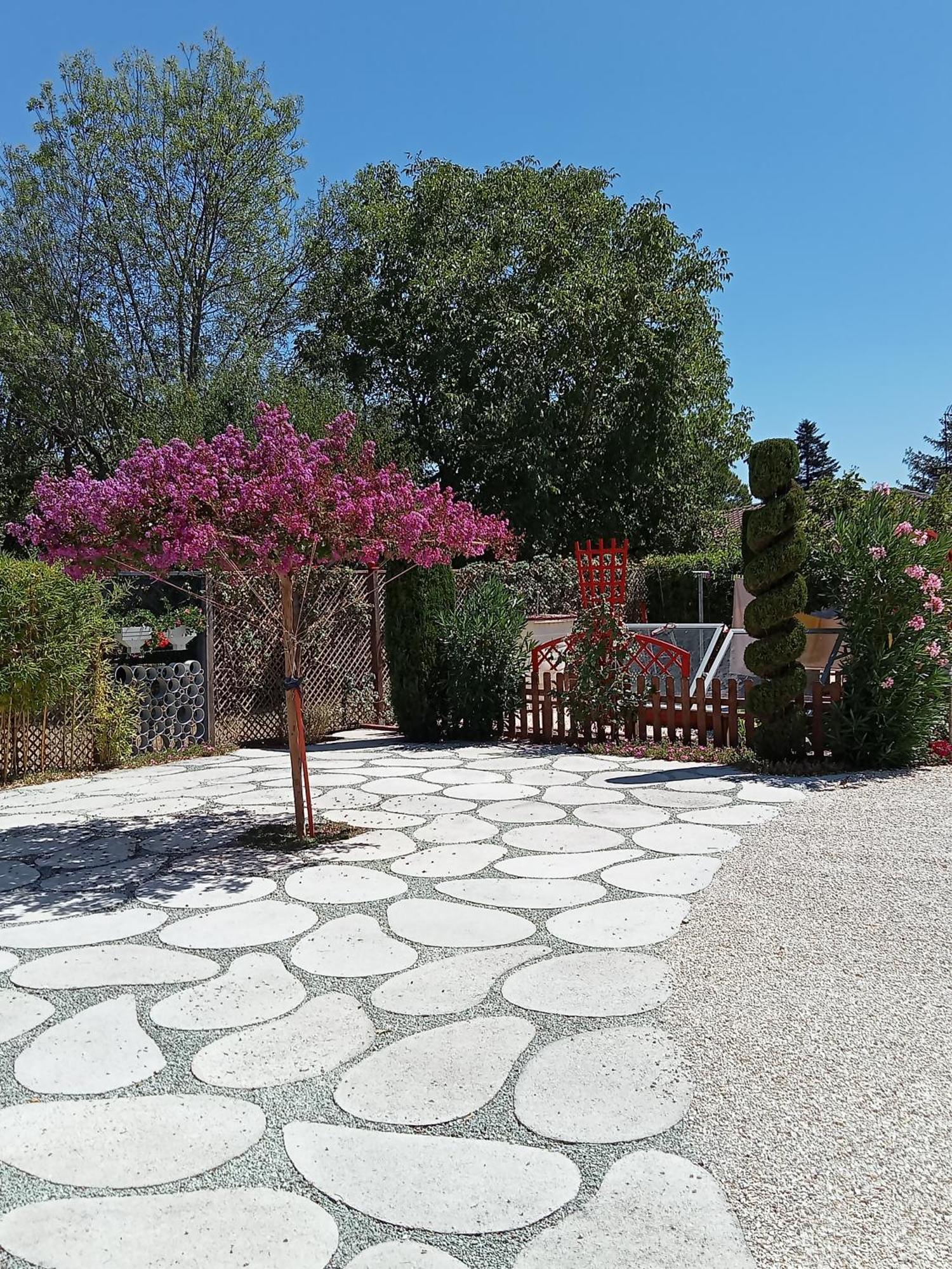 Une Pause Quelque Part Au Jardin Des Erables Et Des Niwakis Saint-Medard-de-Guizieres Exterior foto