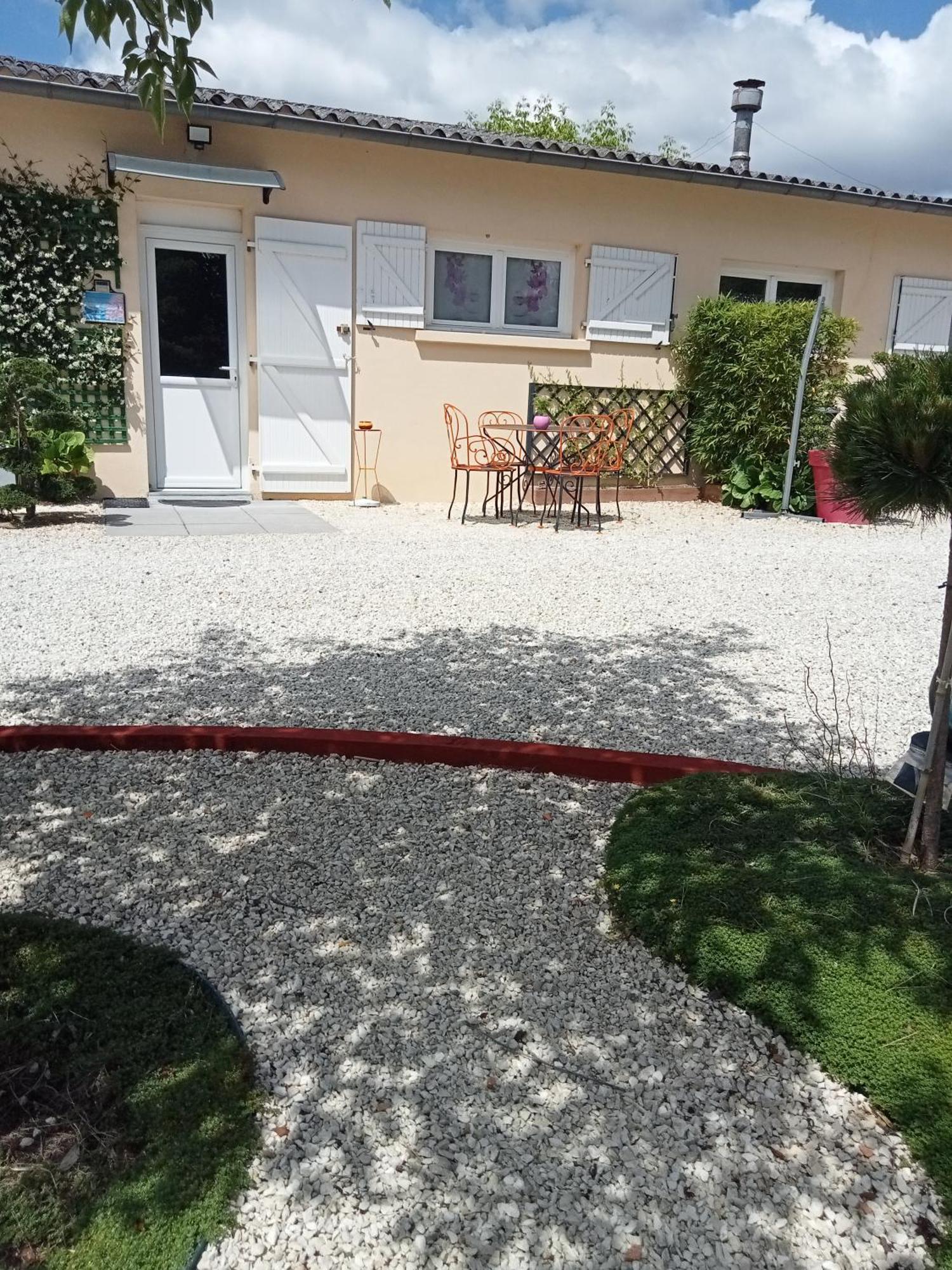 Une Pause Quelque Part Au Jardin Des Erables Et Des Niwakis Saint-Medard-de-Guizieres Exterior foto