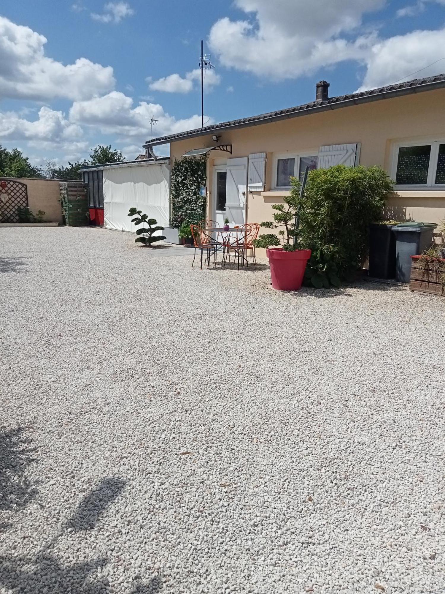 Une Pause Quelque Part Au Jardin Des Erables Et Des Niwakis Saint-Medard-de-Guizieres Exterior foto