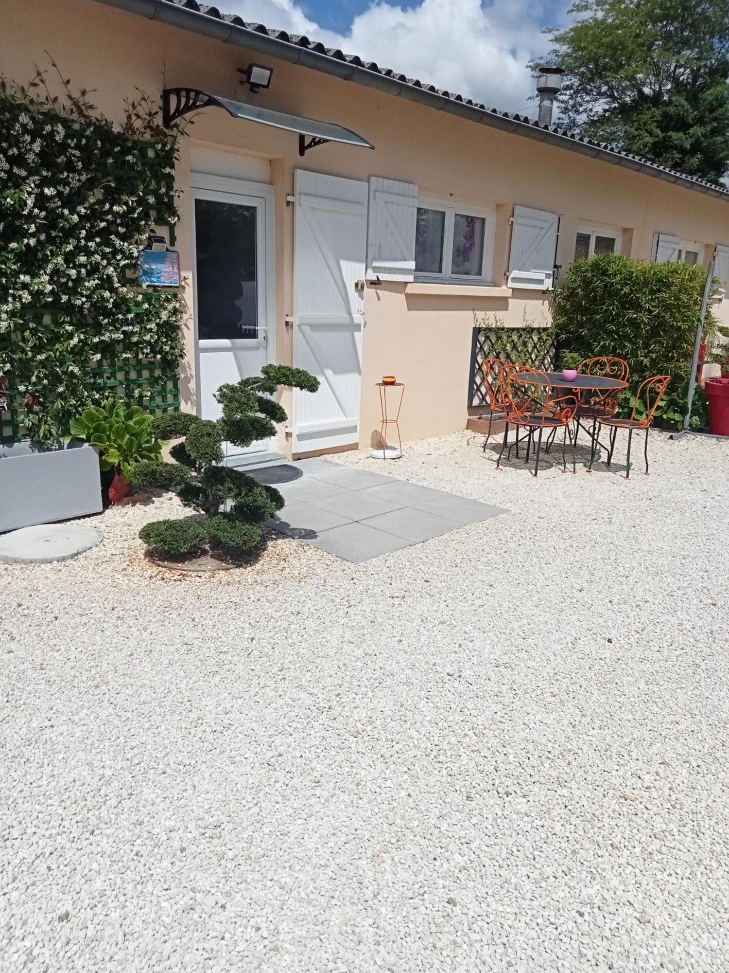 Une Pause Quelque Part Au Jardin Des Erables Et Des Niwakis Saint-Medard-de-Guizieres Exterior foto