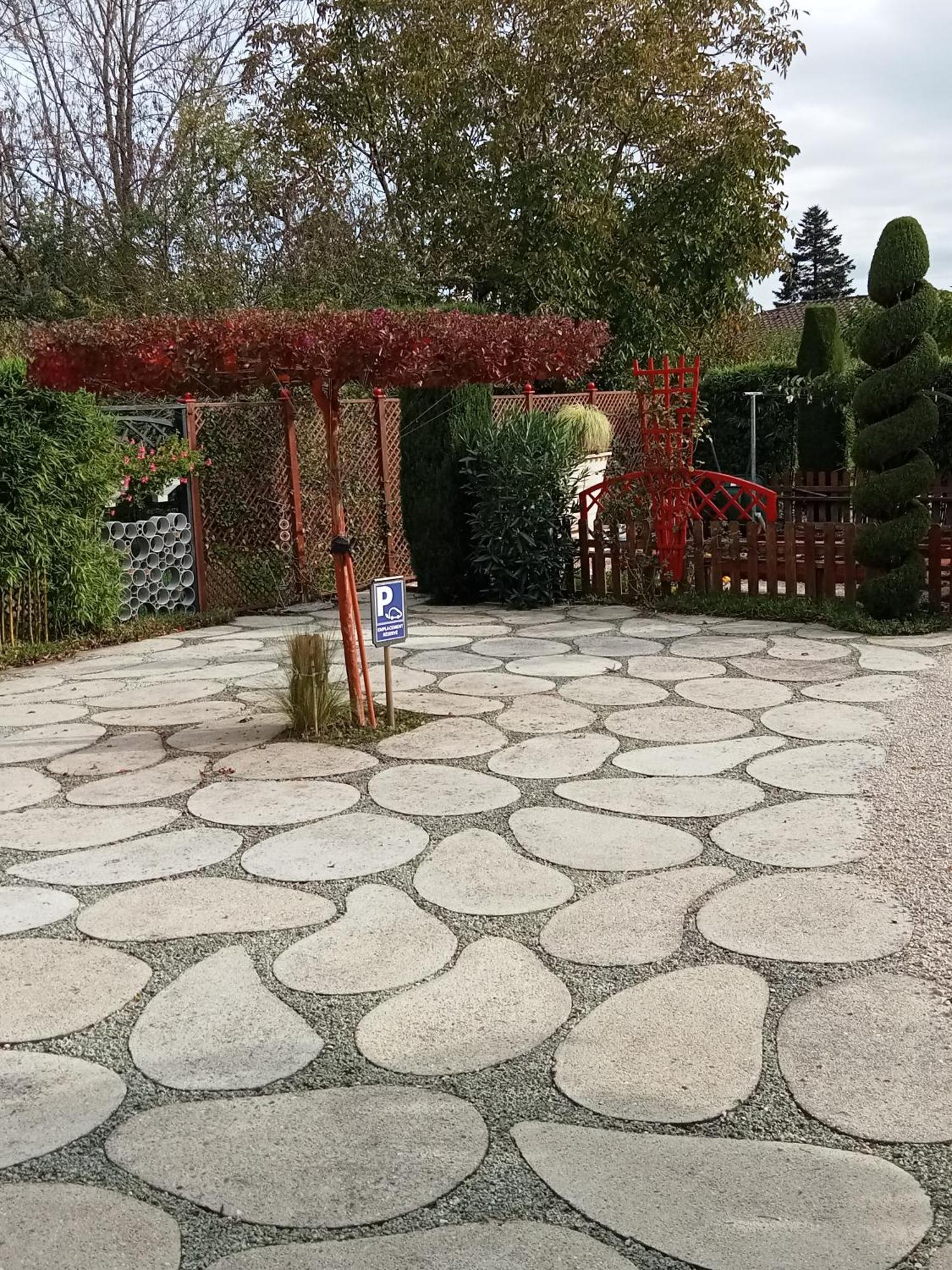 Une Pause Quelque Part Au Jardin Des Erables Et Des Niwakis Saint-Medard-de-Guizieres Exterior foto